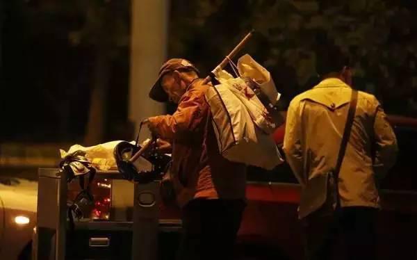 含著淚看完的！一位拾荒老人，溫暖了整個人間